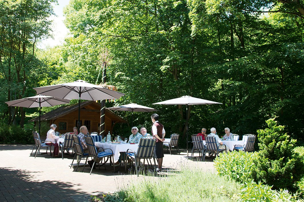 Auch im Garten lässt sich gut sitzen, zum Beispiel beim Nachmittagskaffee. Auch im Garten lässt sich gut sitzen, zum Beispiel beim Nachmittagskaffee.