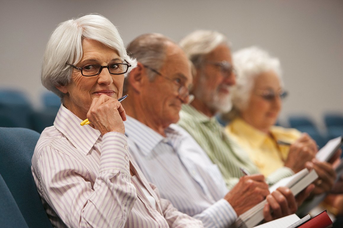 Veranstaltungen und Angebote Senior*innen im Publikum einer Veranstaltung