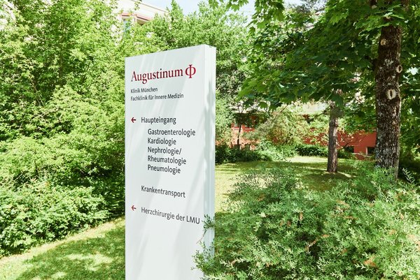 Besuchszeiten Bedruckte Stele vor der Augustinum Klinik als Wegweiser