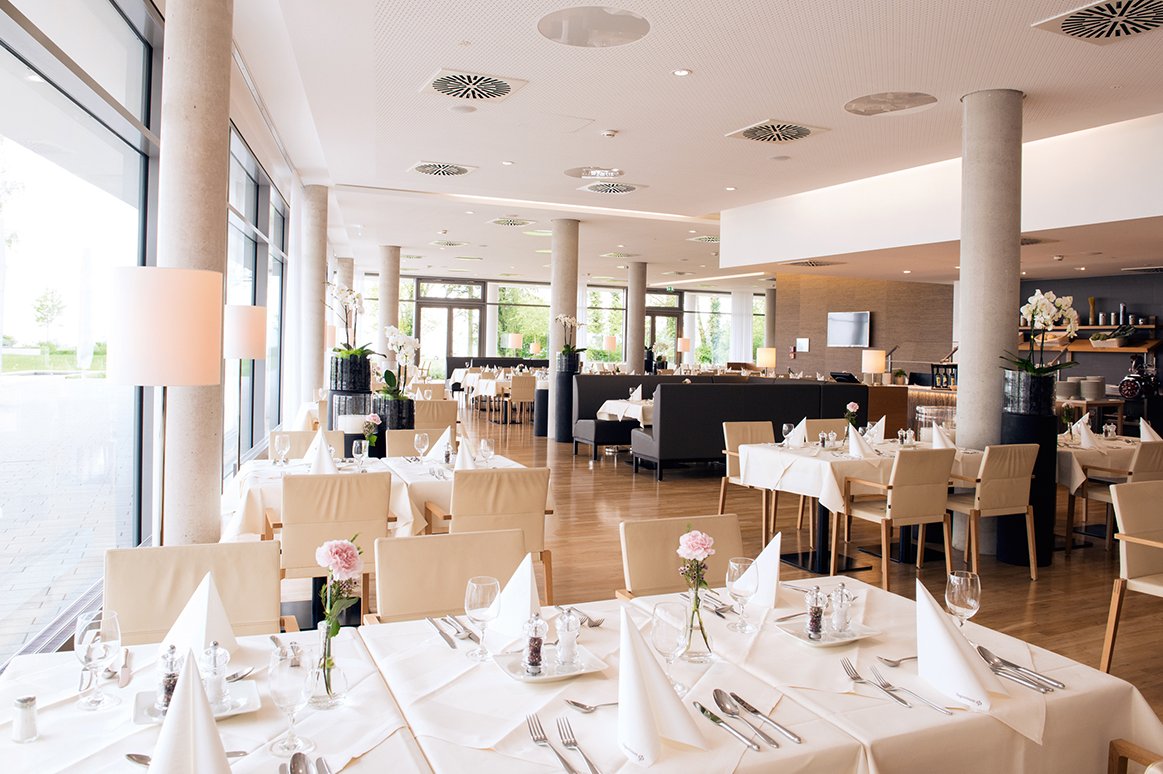 Im Restaurant treffen sich die Bewohner täglich zum Mittag- oder Abendessen, für das ein Tagesmenü mit drei Hauptgängen zur Wahl steht. Im Restaurant treffen sich die Bewohner täglich zum Mittag- oder Abendessen, für das ein Tagesmenü mit drei Hauptgängen zur Wahl steht.