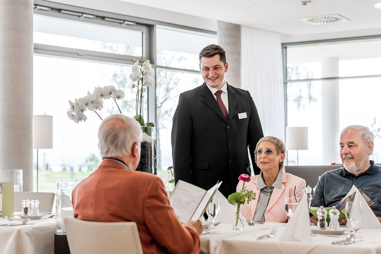 Das aufmerksame und herzliche Serviceteam kümmert sich um Ihre Wünsche. Das aufmerksame und herzliche Serviceteam kümmert sich um Ihre Wünsche.