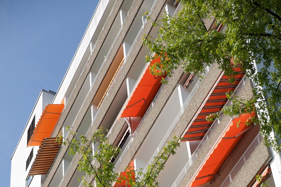 Vom Balkon aus haben Sie einen wunderschönen Ausblick ins umgebende Grün. Vom Balkon aus haben Sie einen wunderschönen Ausblick ins umgebende Grün.