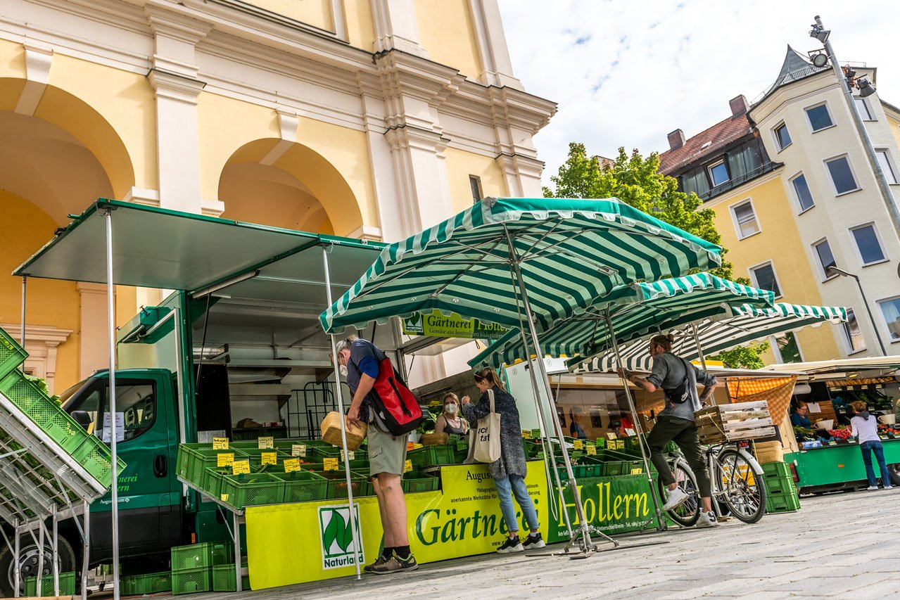 Marktstand der Augustinum Gärtnerei Hollern Der Marktstand der Augustinum Gärtnerei Hollern auf dem Josephsplatz in München