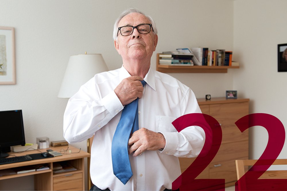 Die Augustinum Gruppe ist gemeinnützig und gleichzeitig unternehmerisch geprägt Ein Senior, der Hemd und Krawatte trägt