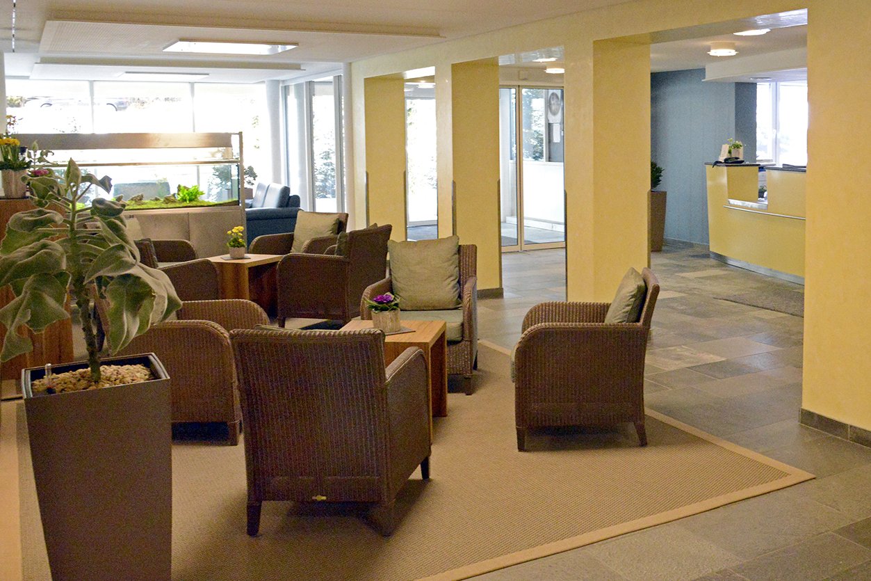 Im hellen, gemütlichen Foyer treffen sich die Bewohner untereinander oder empfangen Besucher. Im hellen, gemütlichen Foyer treffen sich die Bewohner untereinander oder empfangen Besucher.