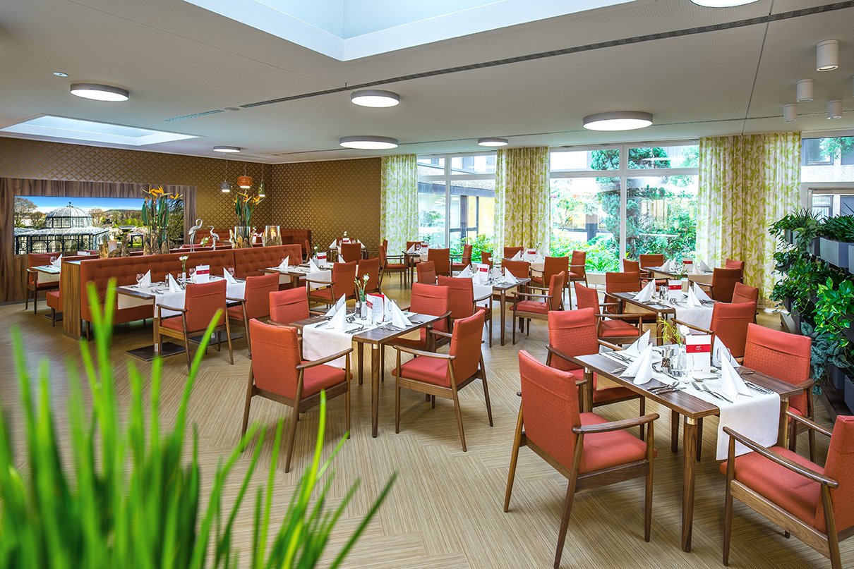 Im Restaurant „wilhelms“ treffen sich die Bewohner täglich zum mehrgängigen Mittagsmenü. Im Restaurant „wilhelms“ treffen sich die Bewohner täglich zum mehrgängigen Mittagsmenü.