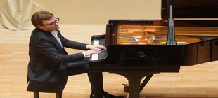 Klavierkonzert zu Ehren von Wolfang Amadeus Mozart Pianist Szwaikowski am Flügel sitzend