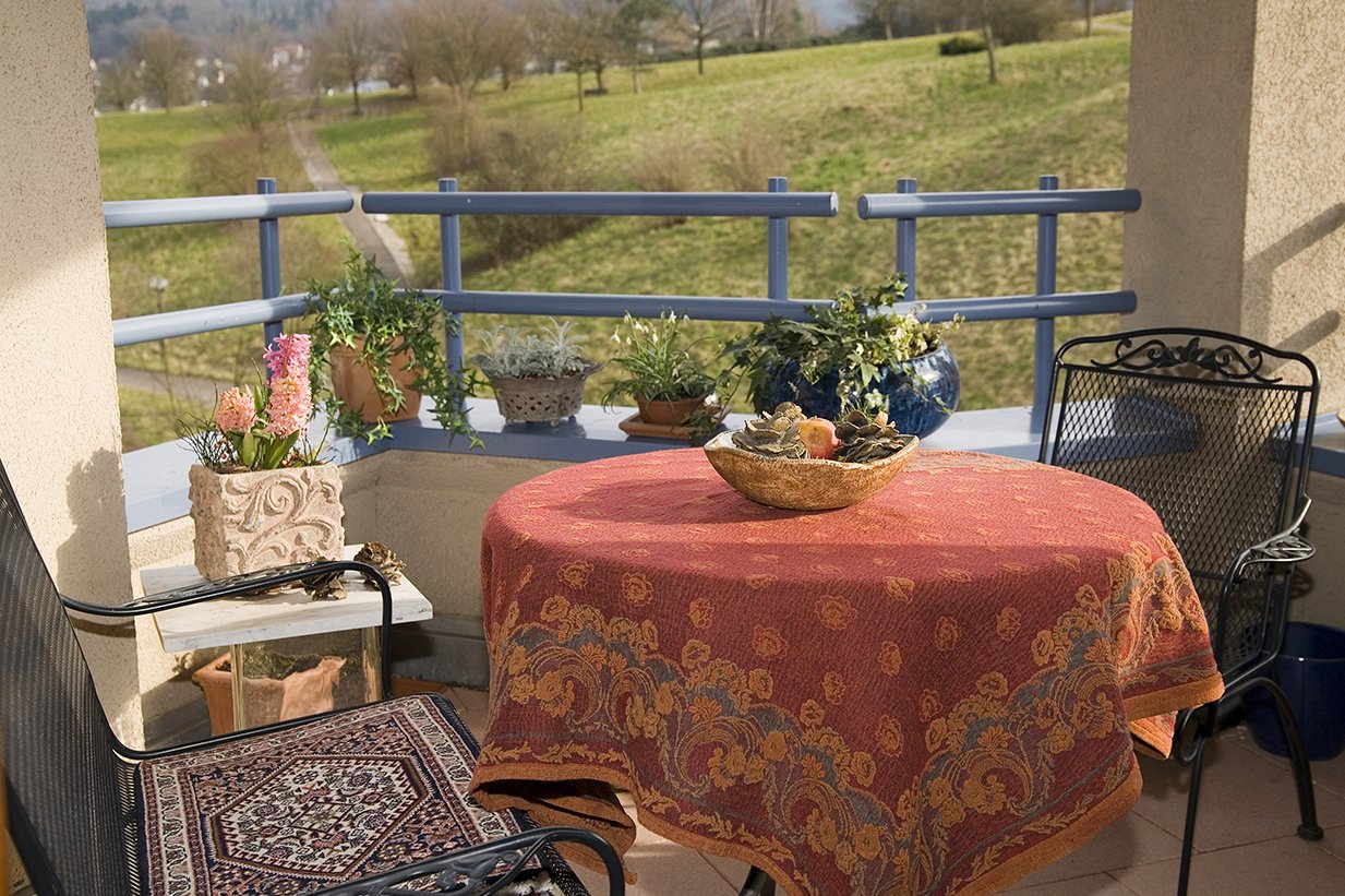 Zu jeder Wohnung in der Augustinum Seniorenresidenz Freiburg gehört ein großer Balkon oder eine Terrasse mit Blick ins Grüne. Zu jeder Wohnung in der Augustinum Seniorenresidenz Freiburg gehört ein großer Balkon oder eine Terrasse mit Blick ins Grüne.