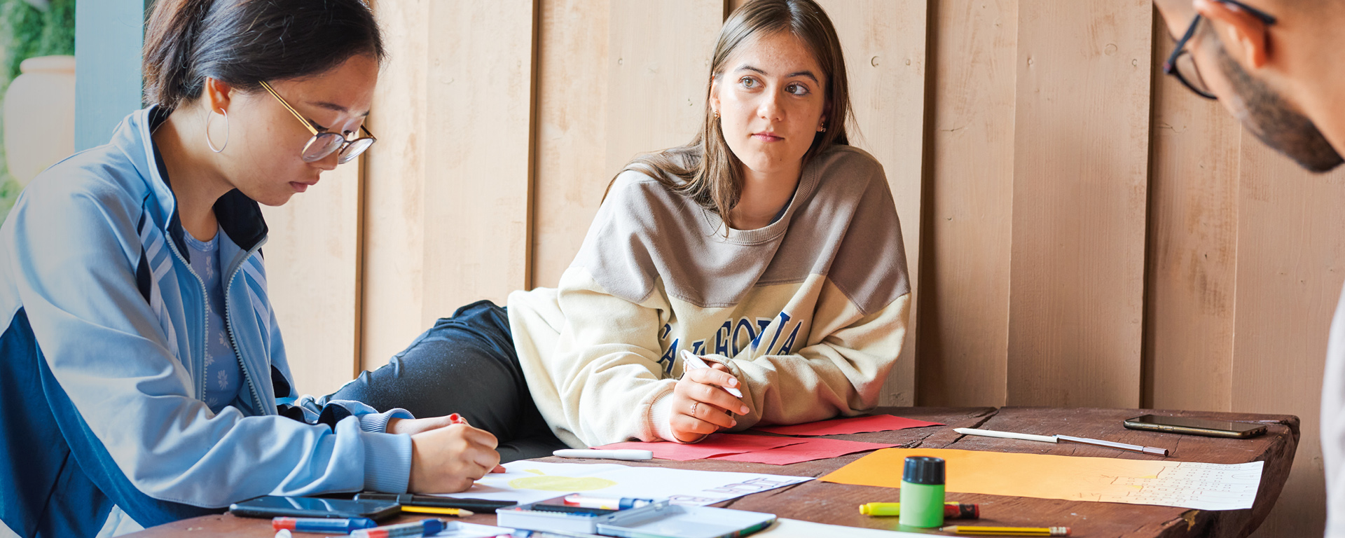 Augustinum Freiwilligendienste Seminare Eine Gruppe Freiwilliger des Augustinum bei einem Seminar