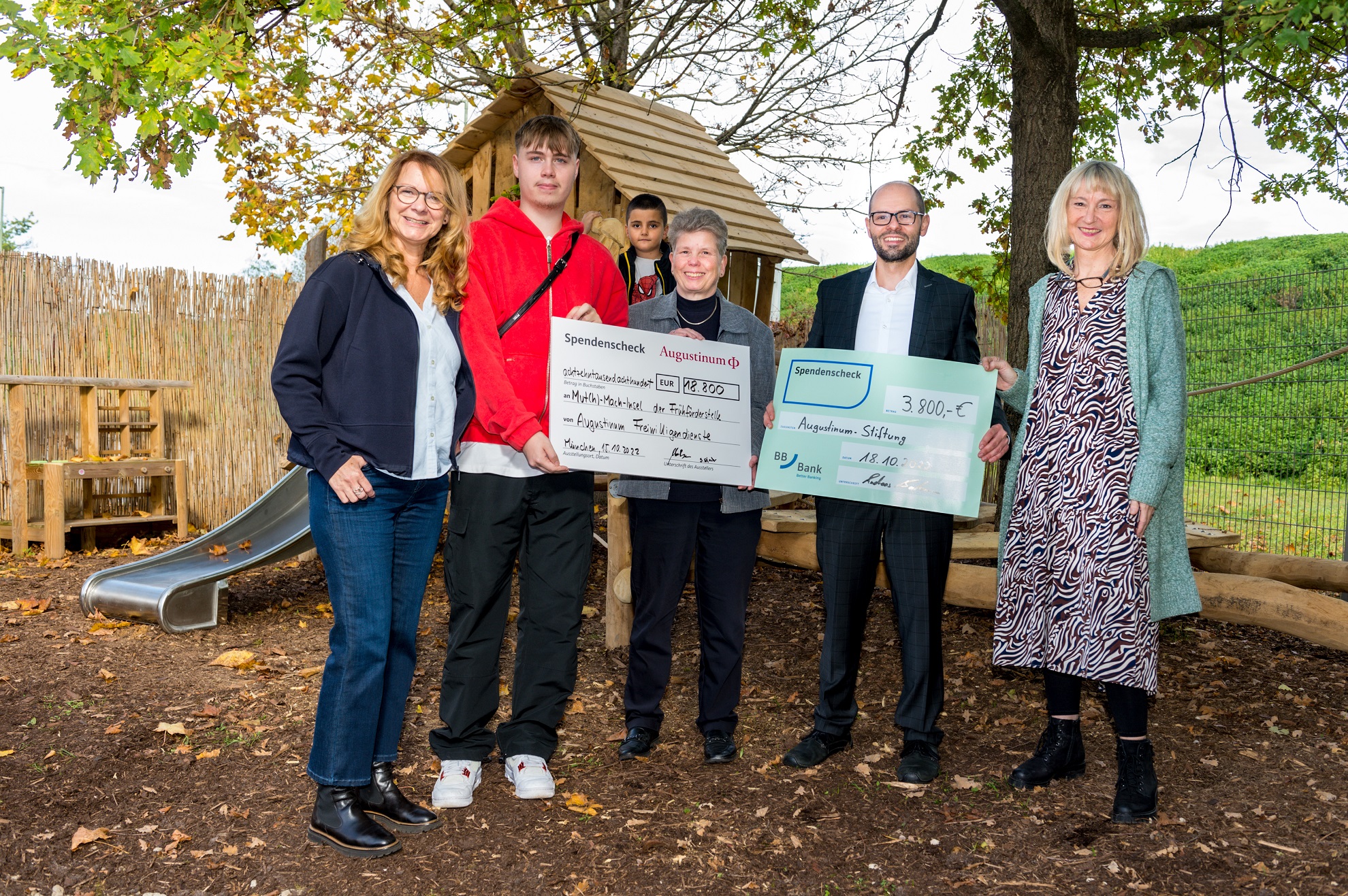 Augustinum Spenden Erfolge Slider 3 Eine Spendenübergabe mit fünf Personen für einem Spielplatz der Augustinum Frühförderstelle