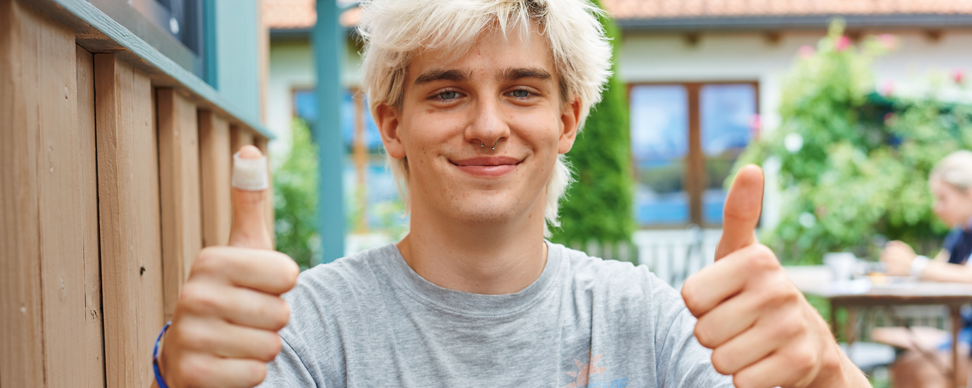 Augustinum Freiwilligendienste Bewerbung Ein Freiwilliger des Augustinum zeigt zwei Daumen nach oben