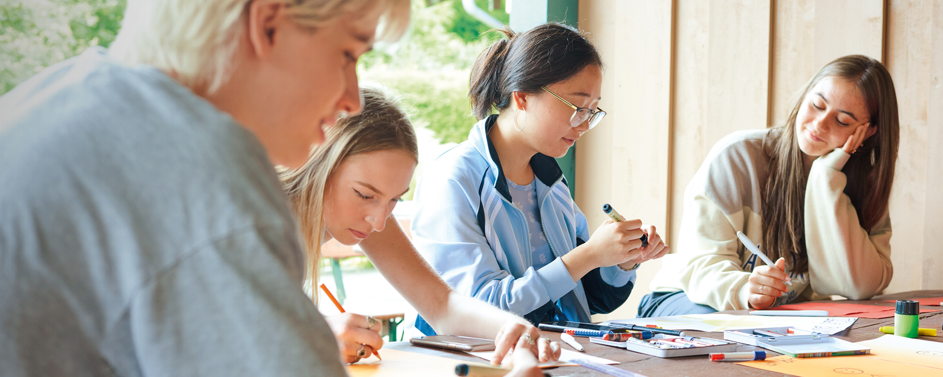 Augustinum Freiwilligendienste Header 2 Freiwillige des Augustinum bei einer gemeinsamen Aktivität