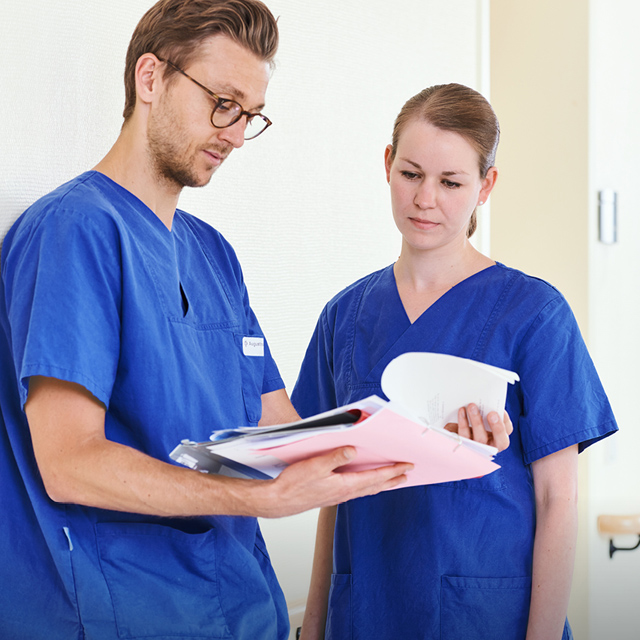 Augustinum Freiwilligendienste Einsatzstelle Klinik Zwei Mitarbeiter*innen der Augustinum Klinik