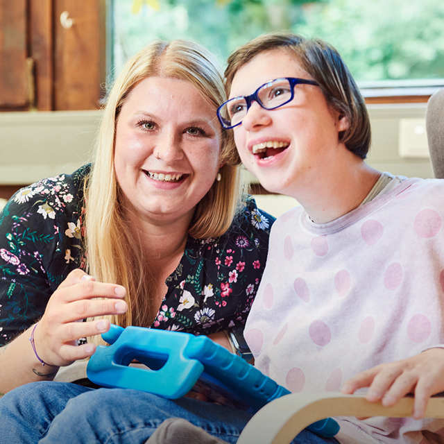 Augustinum Freiwilligendienste Einsatzstelle Pädagogische Einrichtungen Eine Mitarbeiterin und eine Klientin einer Pädagogischen Einrichtung