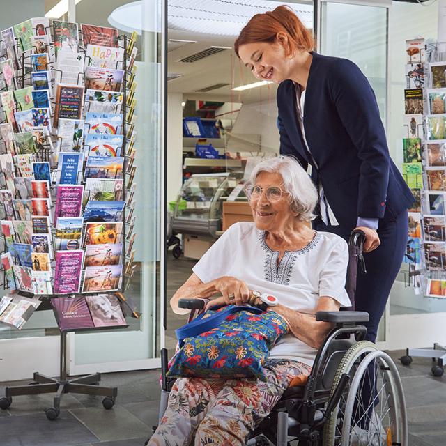 Augustinum Freiwilligendienste Einsatzstelle Seniorenresidenzen Eine Freiwillige des Augustinum begleitet eine Seniorin im Alltag