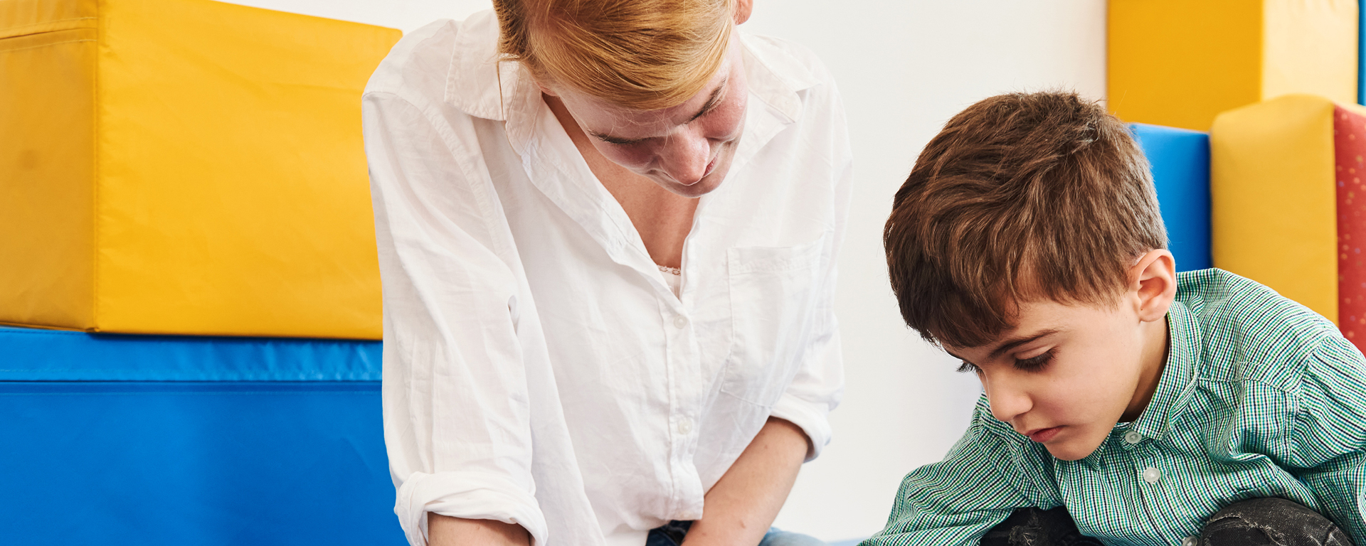 Augustinum Freiwilligendienste Einsatzstellen Kleinen Eine Mitarbeiterin des Augustinum betreut einen kleinen Jungen